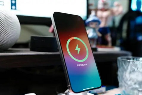 东凤镇苹果15换屏服务分享用什么充电器给iPhone15充电更好 